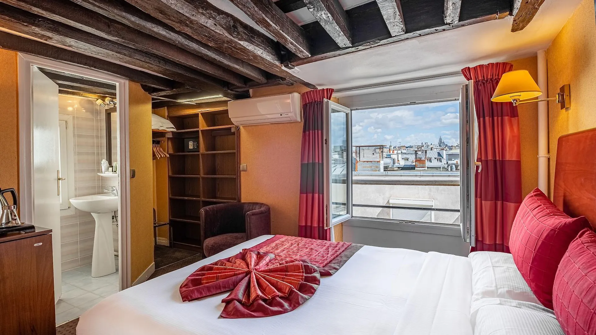 Korner Louvre Szálloda 3*